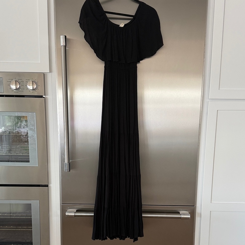Elan black tiered dress in excellent condition